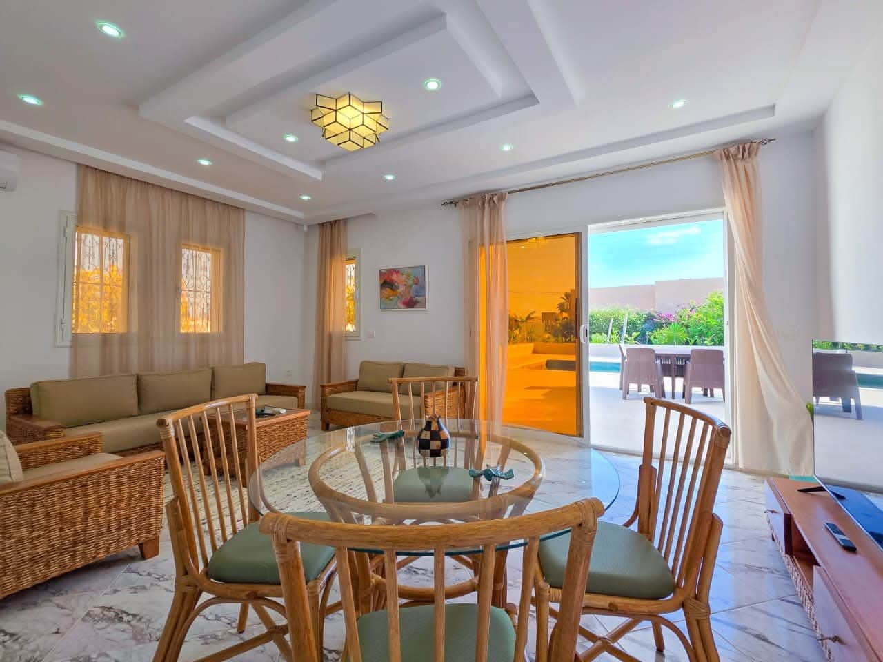 Villa s3 avec piscine meuble rotin — salon et pièces de vie