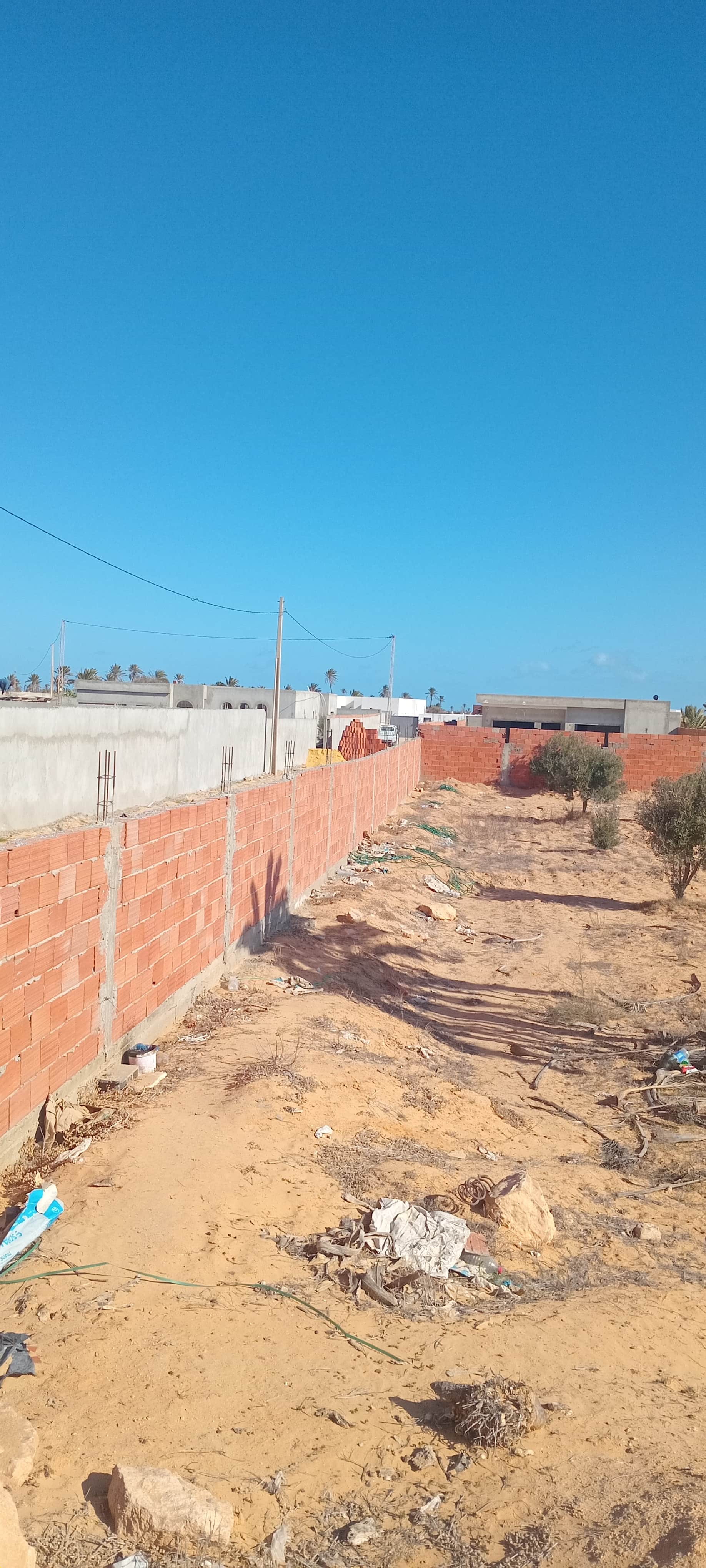 Terrain nu avec titre bleu — vue extérieure à Midoun, Djerba