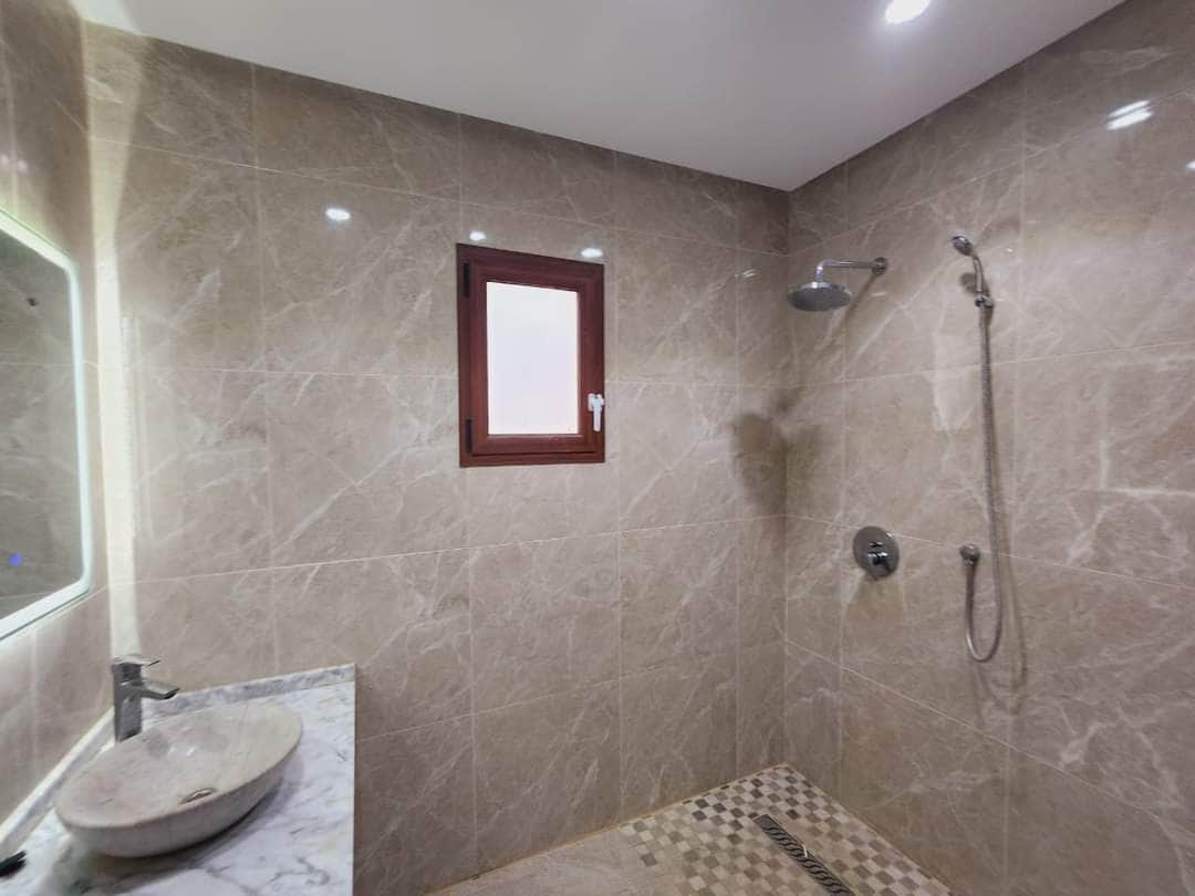 Villa de 2 niveaux avec piscine à arkou — salon et pièces de vie