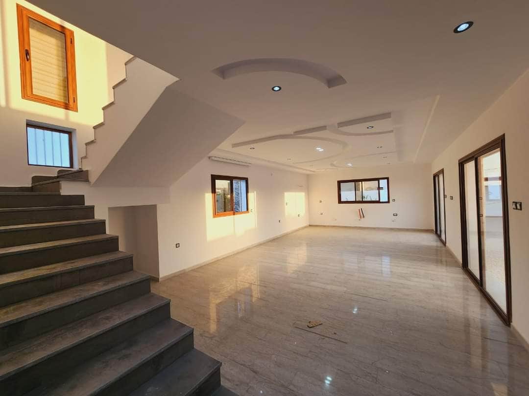 Villa de 2 niveaux avec piscine à arkou — terrasse et jardin