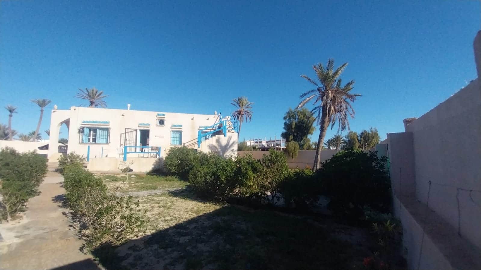 Maison à démolir sur terrain en zone touristique — vue extérieure à Houmt-Souk, Djerba