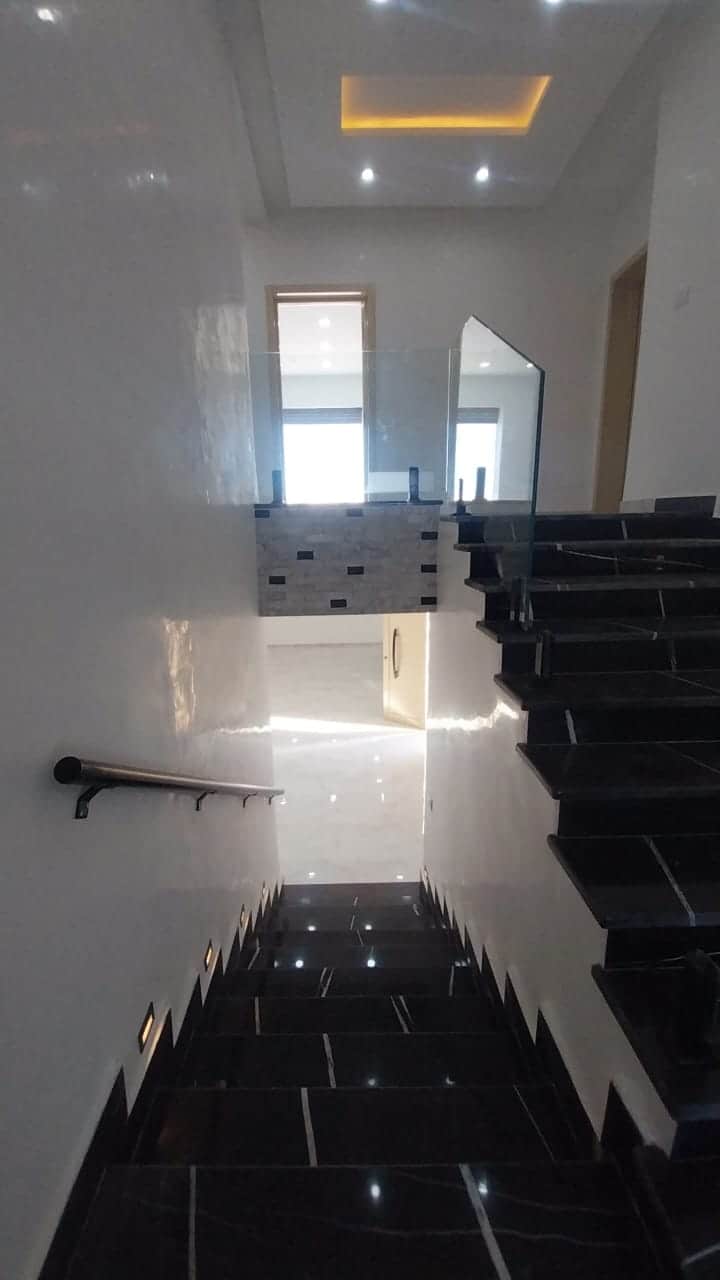 Villa moderne nouvelle construction — salon et pièces de vie