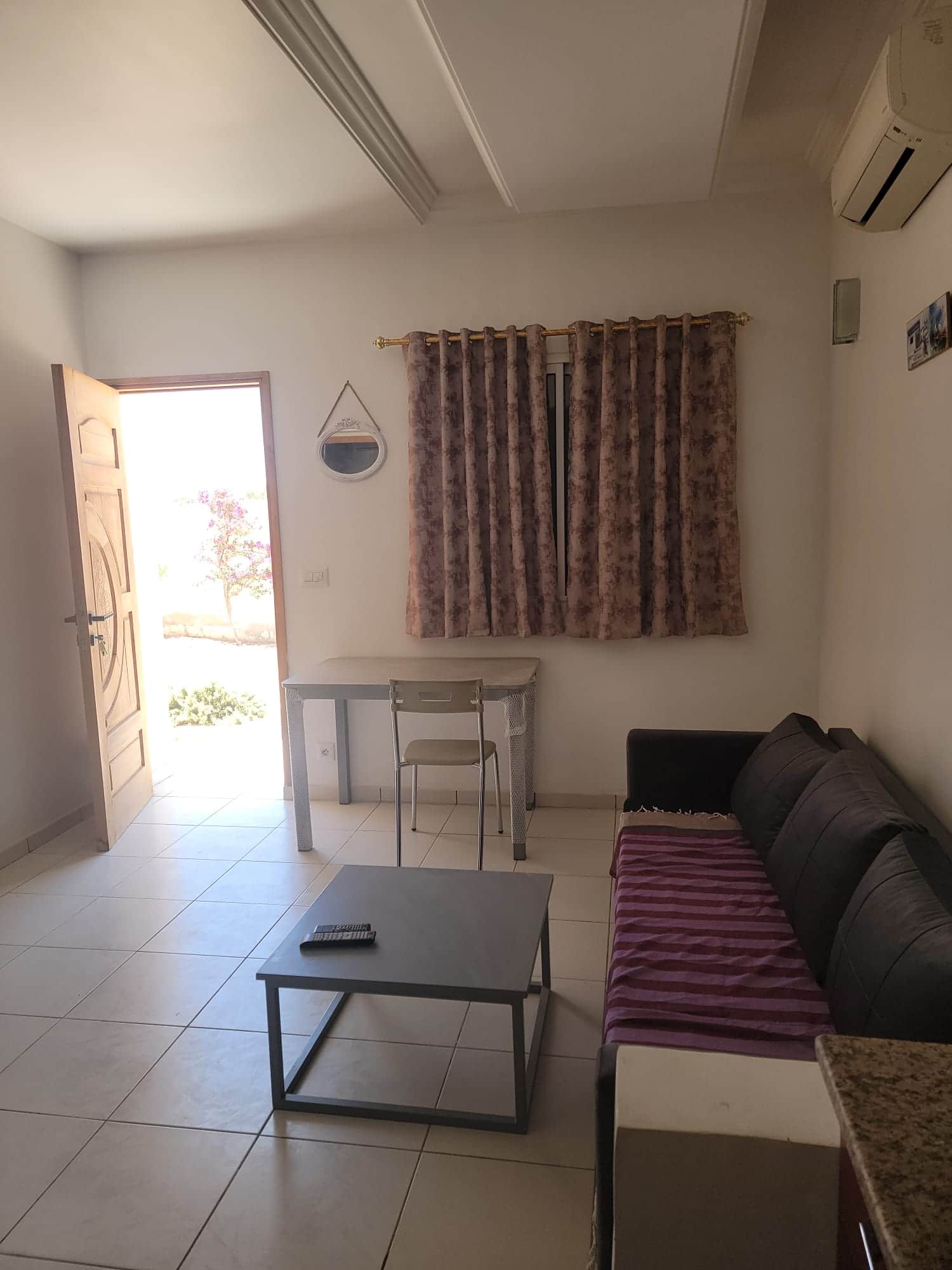 Appartement 2 pièces climatisé cuisine sdb wc — salon et pièces de vie