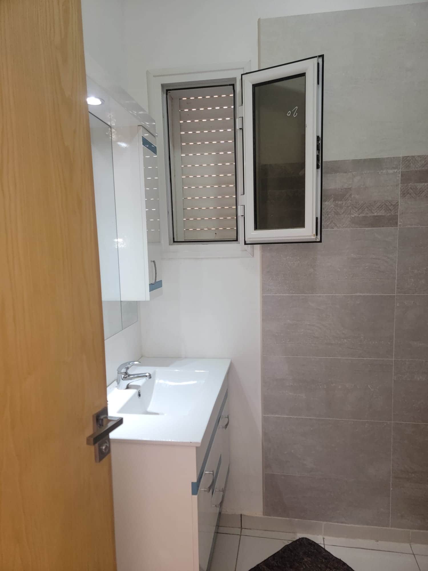 Appartement 2 pièces climatisé cuisine sdb wc — intérieur
