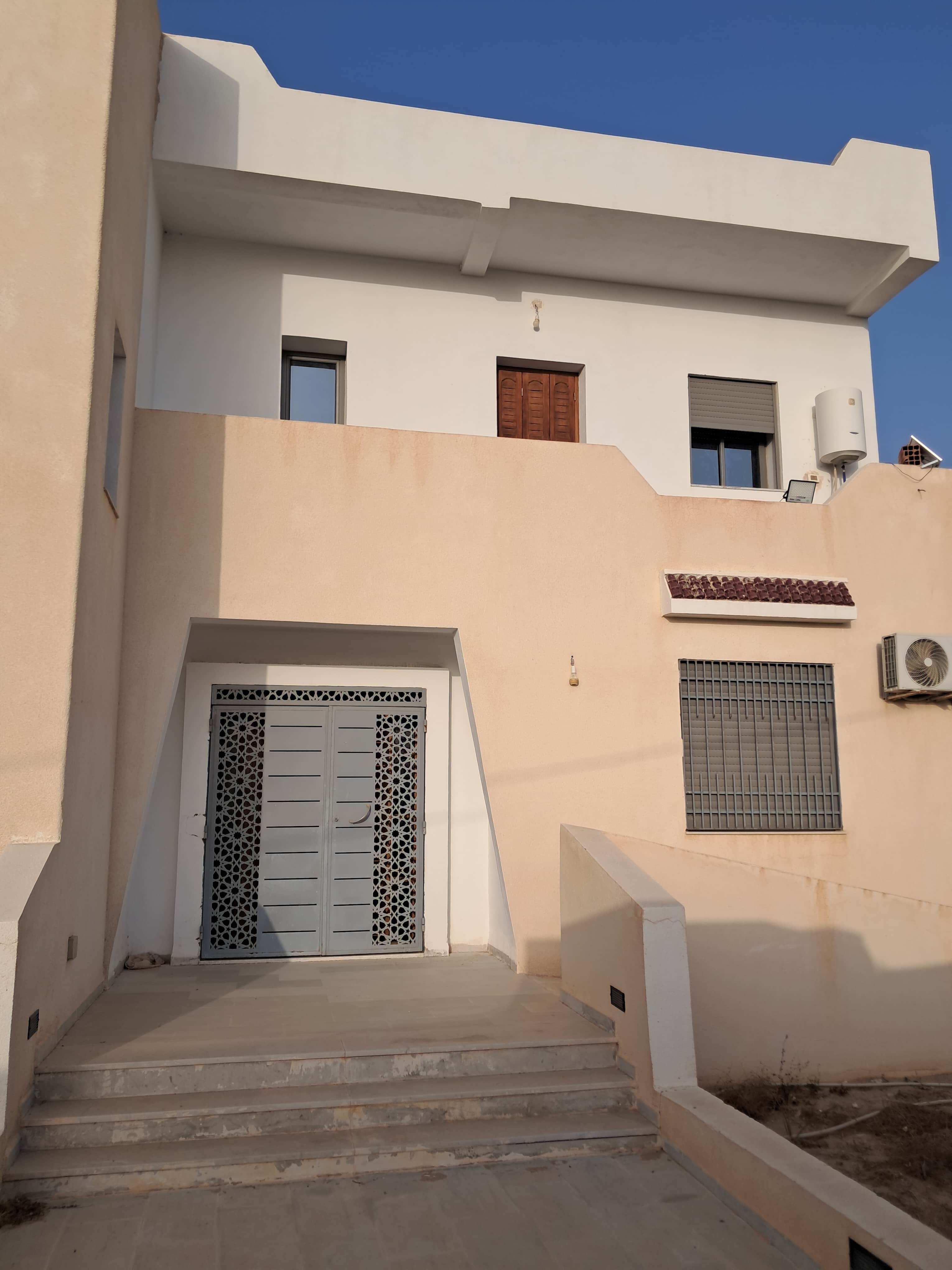 Maison constituée de deux villas — terrasse et jardin