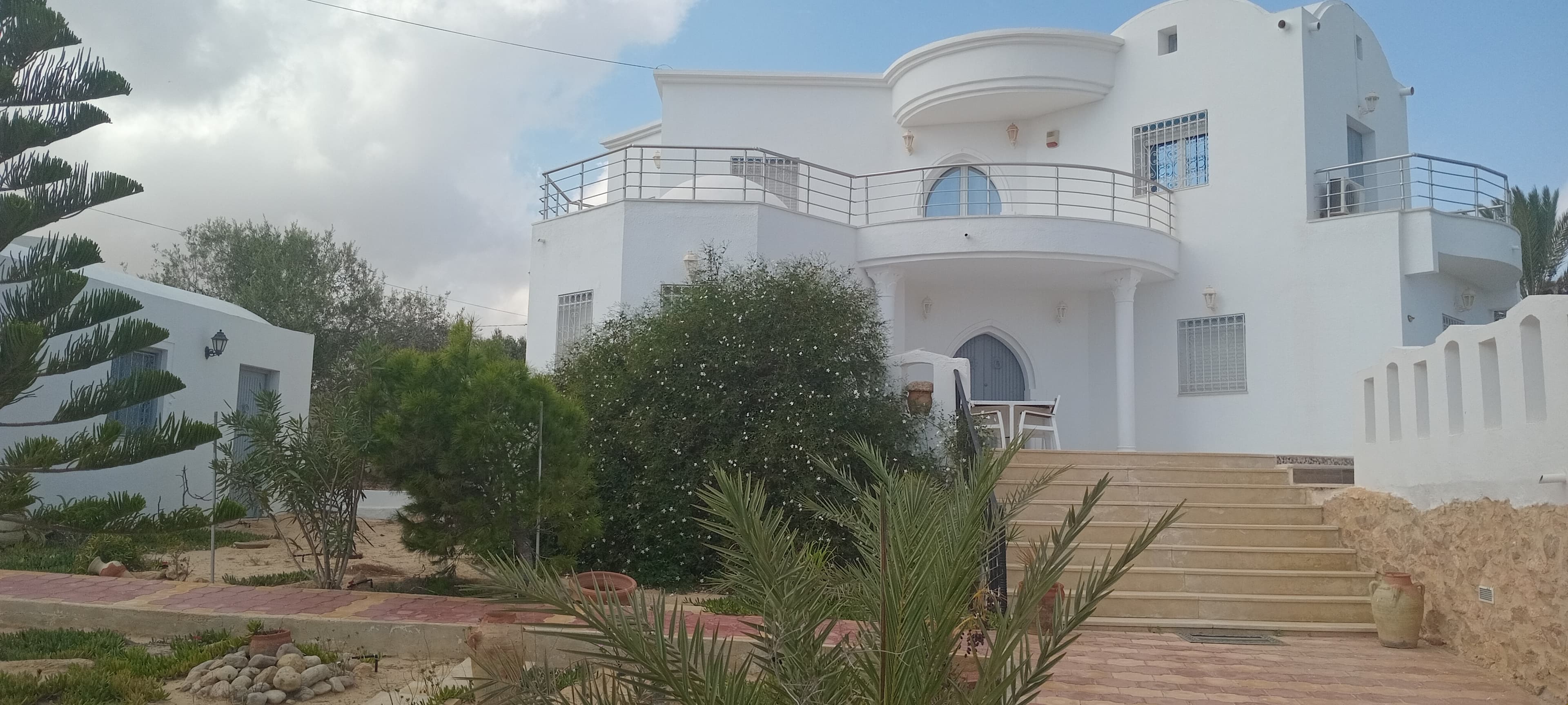 Villa moderne avec piscine vue de mer — façade — maison à Midoun