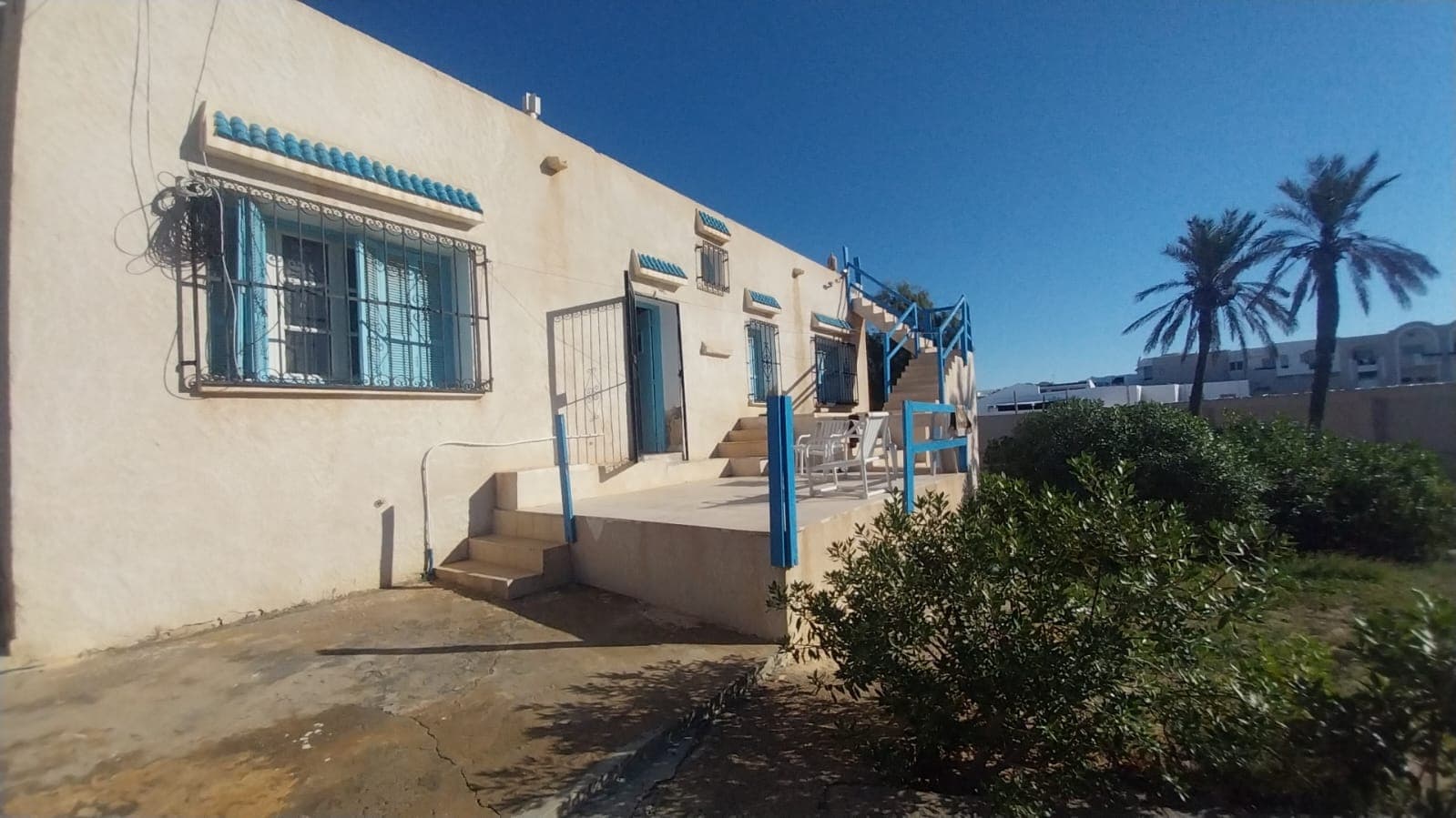 Maison à démolir sur terrain en zone touristique — façade — maison à Houmt-Souk