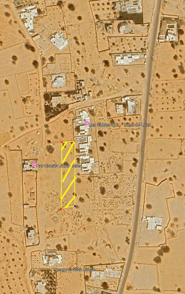 Djerba ghyzen pas loin de la zone touristique — façade — terrain à Houmt-Souk