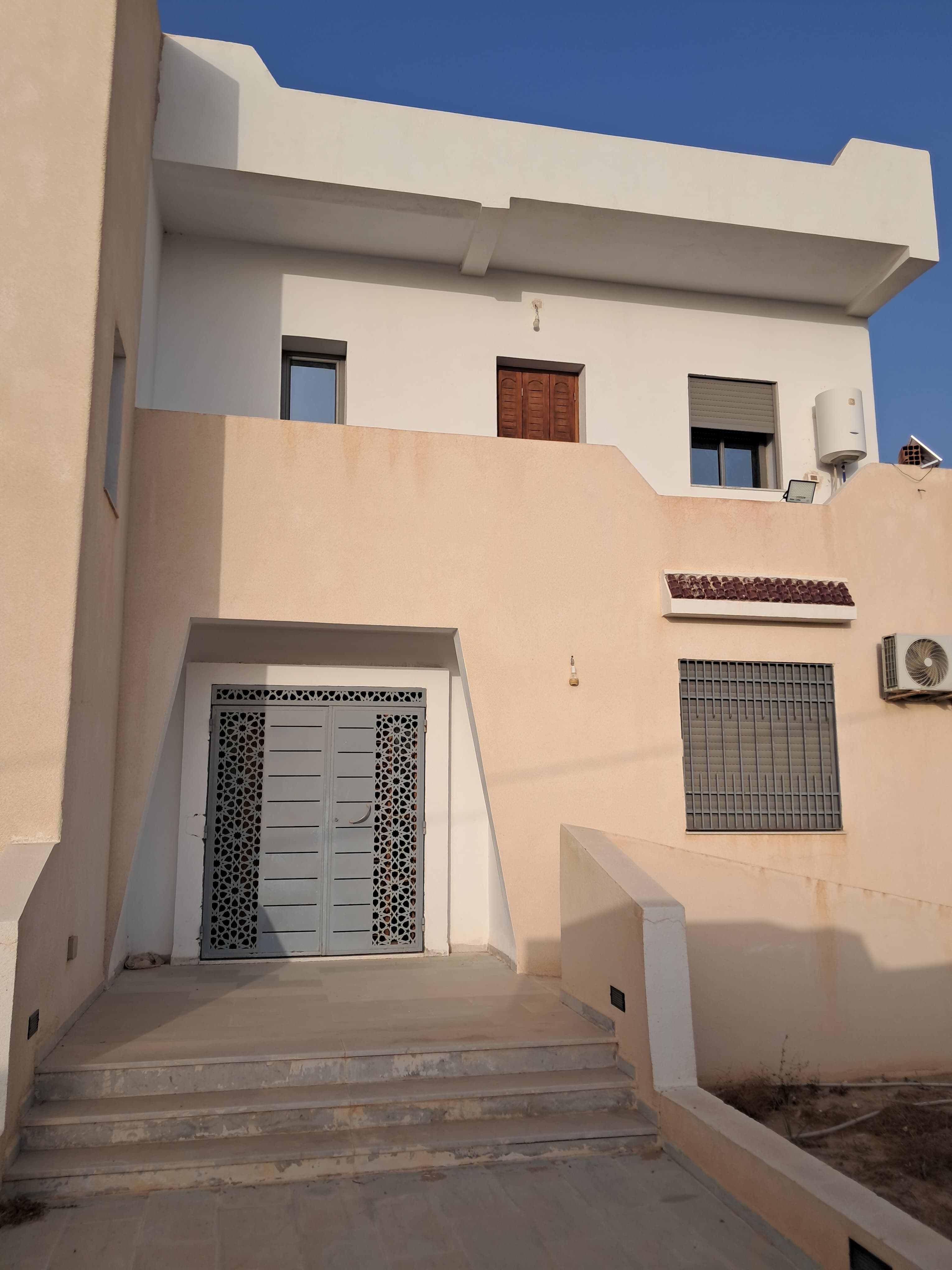 Maison constituée de deux villas — façade — maison à Houmt-Souk